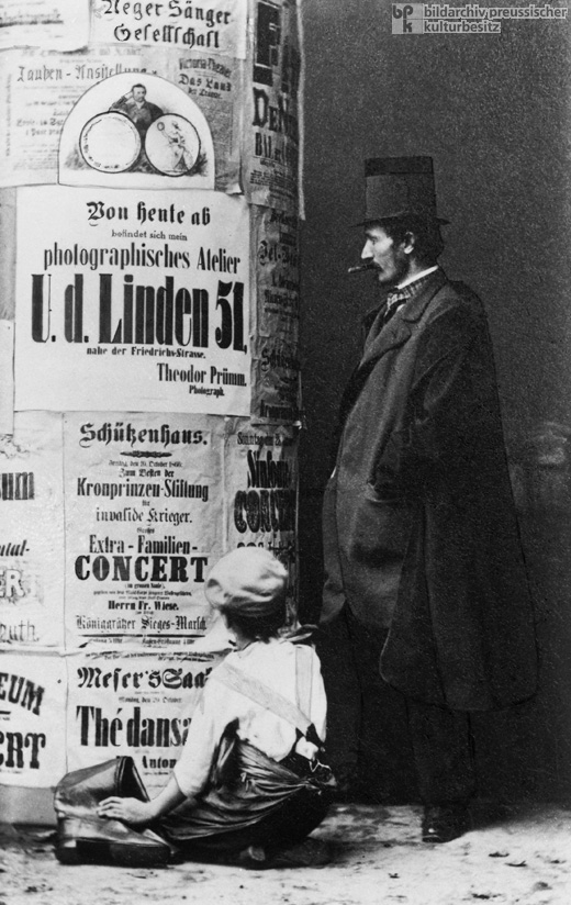 Eine der ersten Plakatsäulen von Ernst Litfaß in Berlin (um 1860)